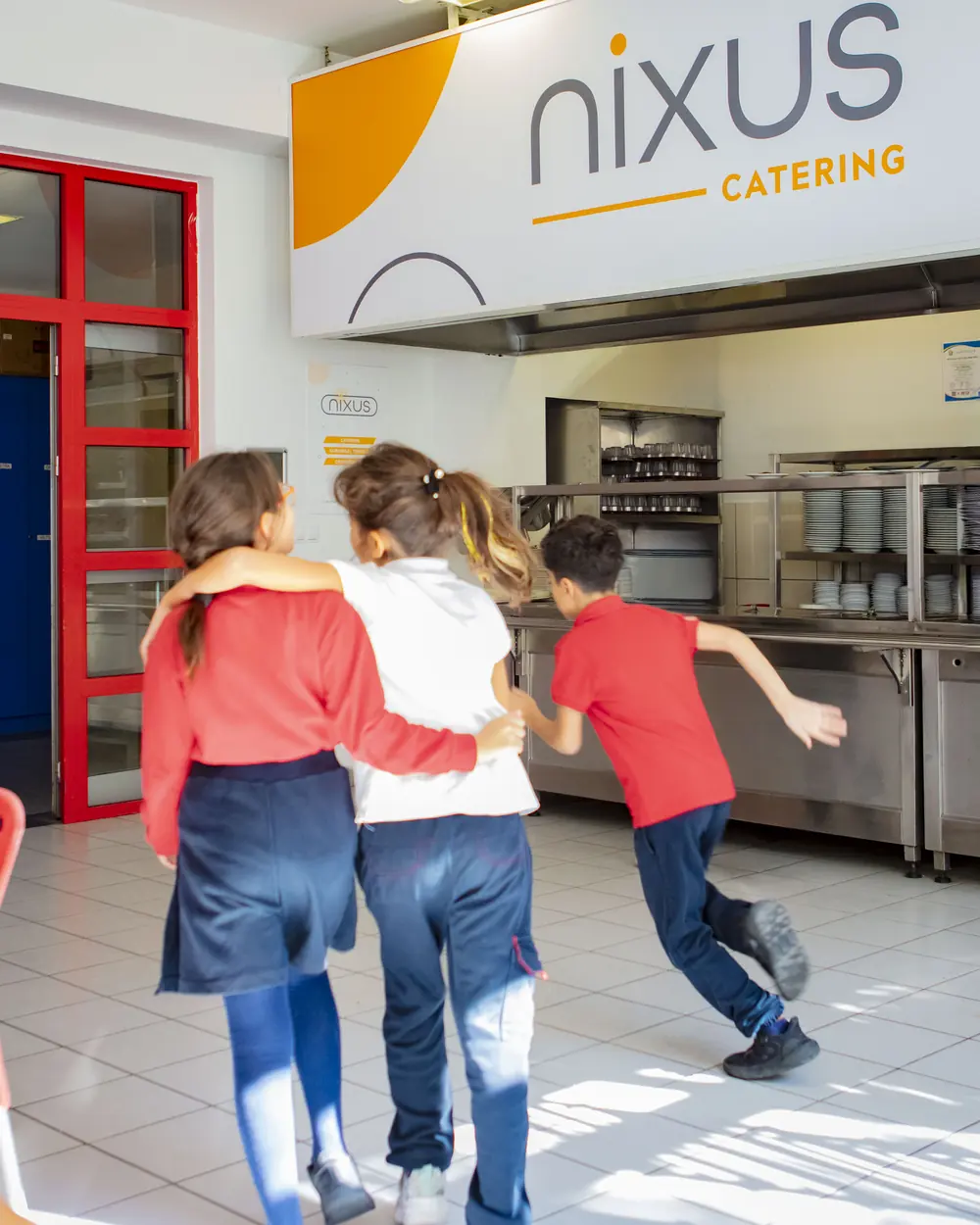 Okul yemekhanesinde Nixus Catering servis bandına koşan çocuklar